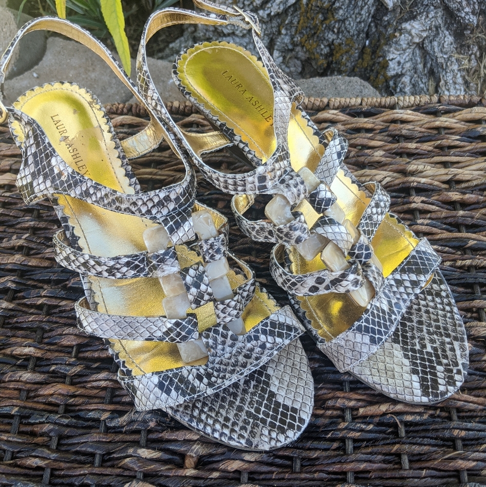 Laura Ashley stacked‎ heel shoe. Size 9
